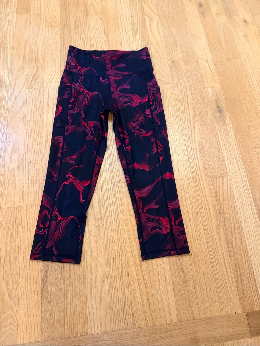Ladies Size XS "Ideology" Black & Red Marble-Print Active Leggings GUC